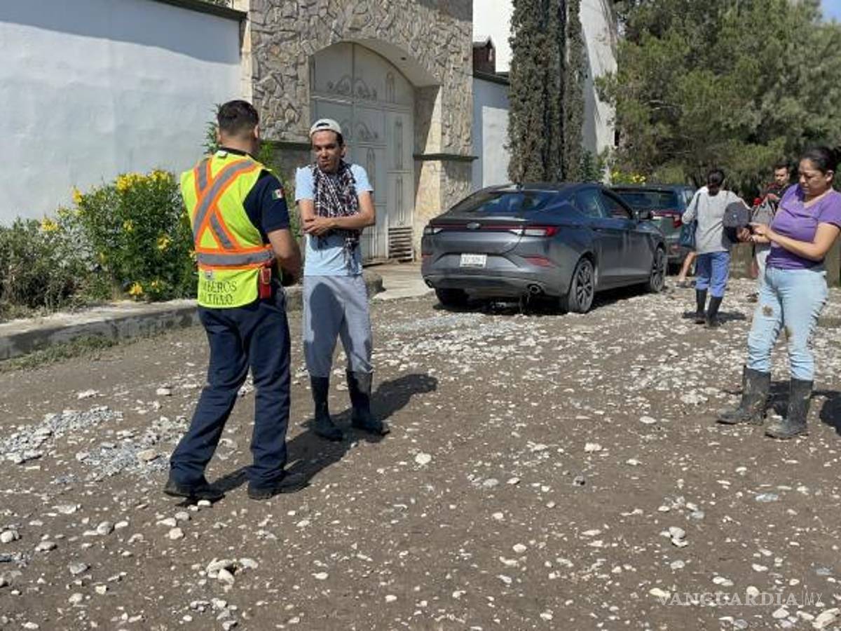 $!Paramédicos revisaron al afectado en el lugar antes de trasladarlo.