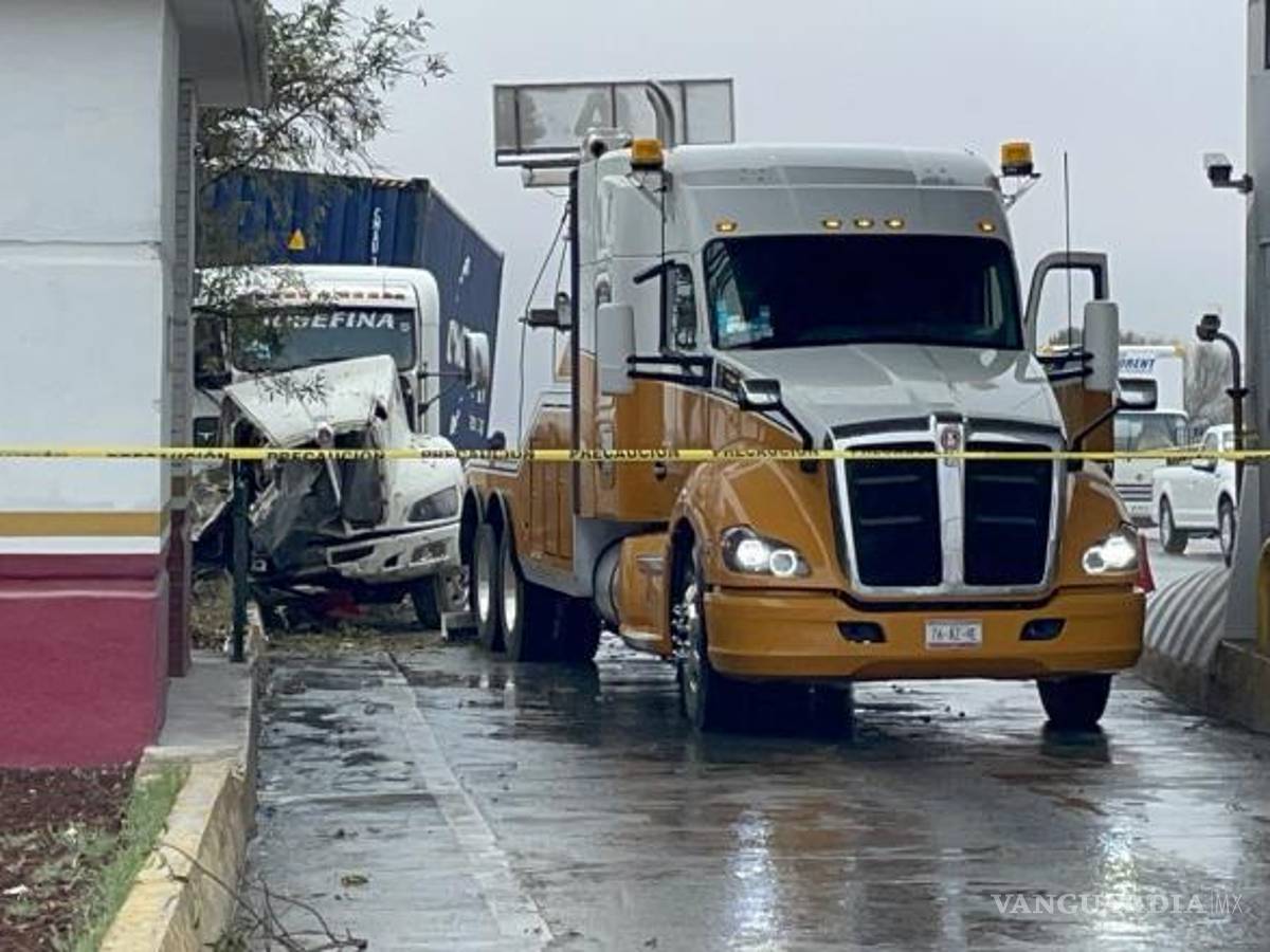 $!El percance dejó afectaciones en la base de operaciones de Capufe y mobiliario urbano.