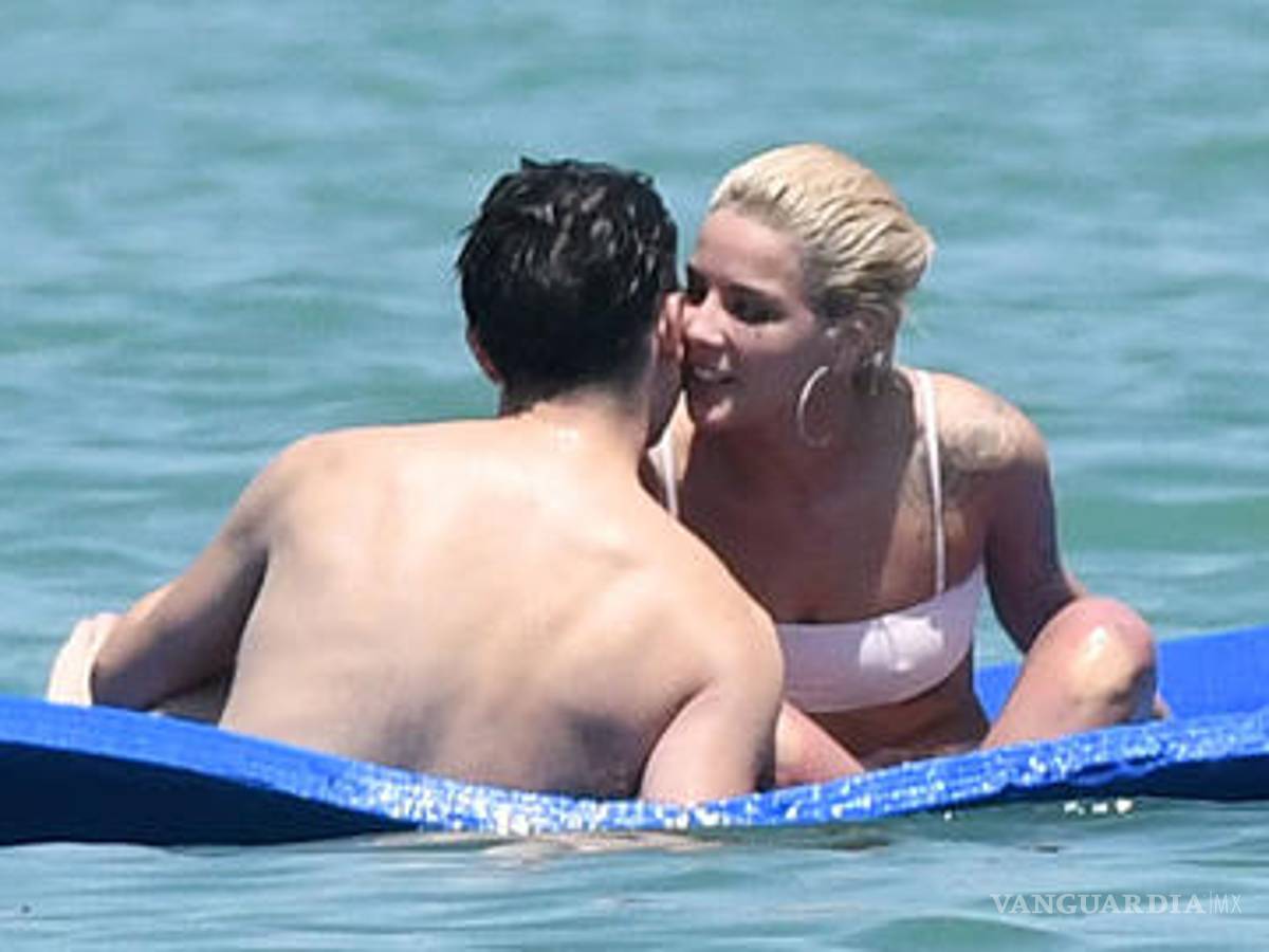 $!Captan a Halsey con atrevido bikini