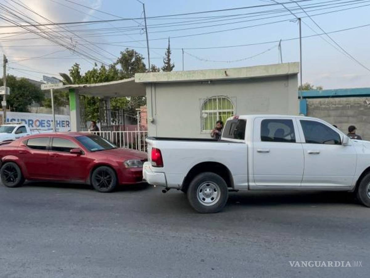 $!Los habitantes de la vivienda afectada aseguran que siempre hay choques en ese lugar, y por eso pusieron esas protecciones.