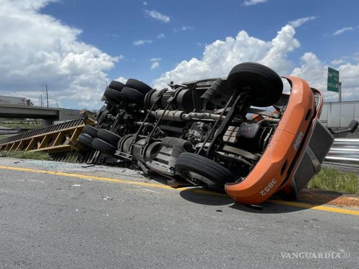 $!El peso de la caja le ganó al trailero.