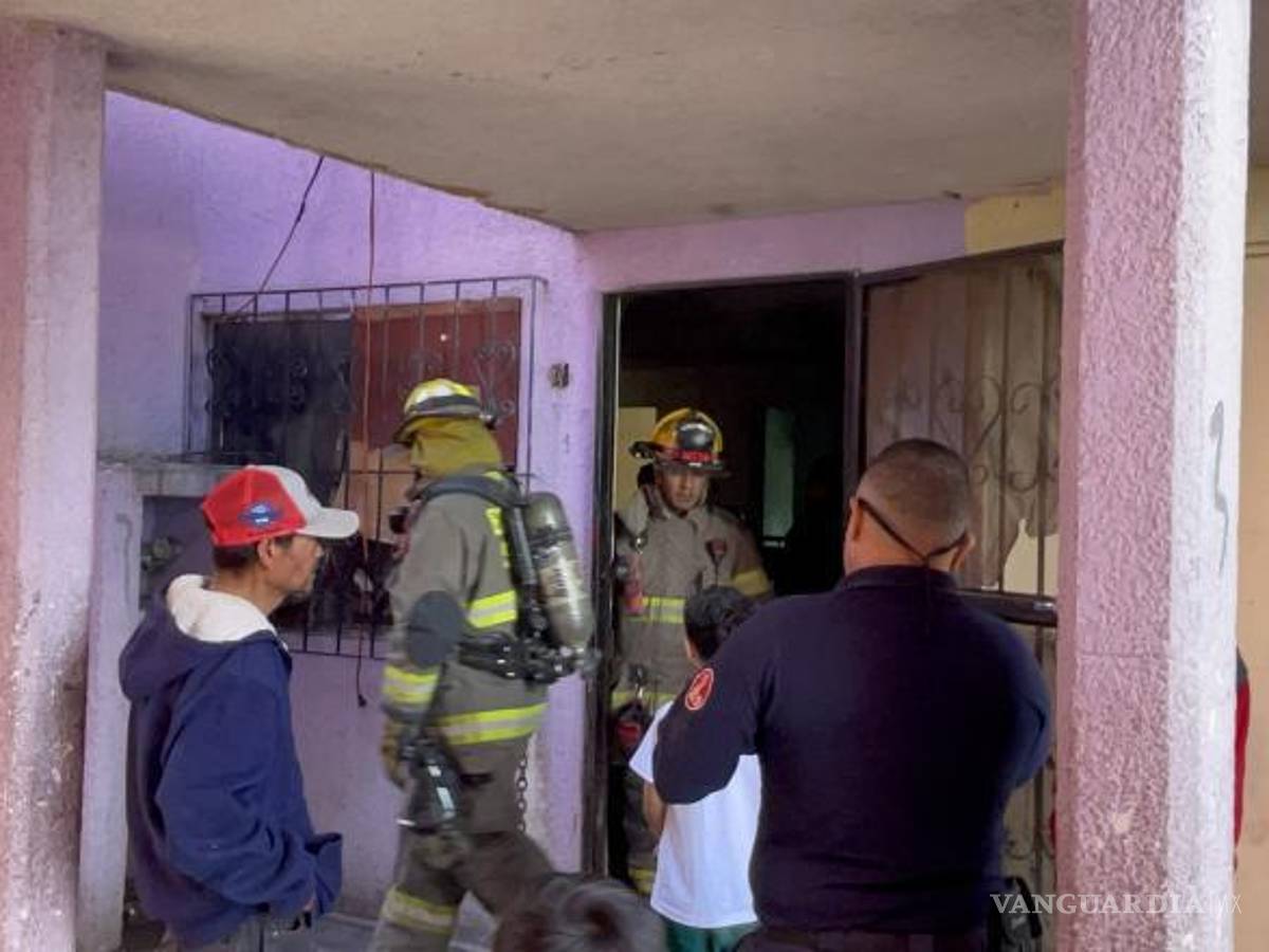 $!La rápida intervención de los bomberos evitó que el fuego causado por el cortocircuito se propagara en el departamento.