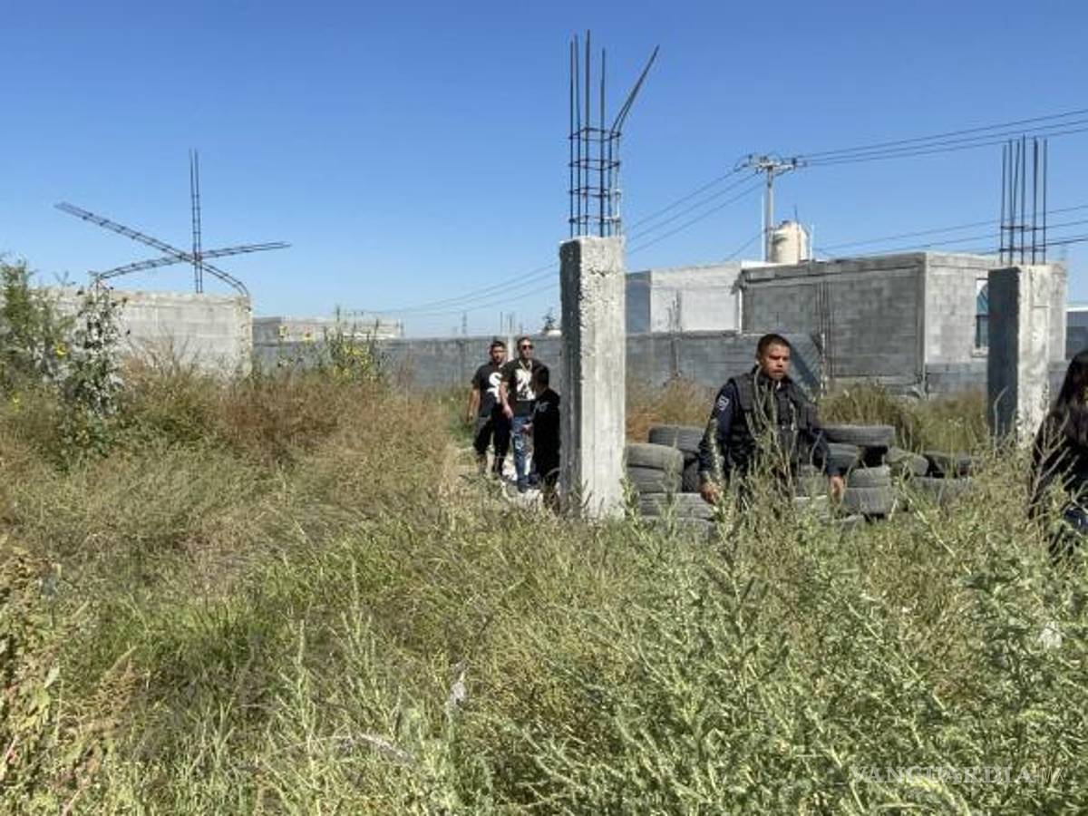 $!Los policías también evacuaron a varias personas que se encontraban en el sitio, quienes afirmaron ser de un anexo cercano.