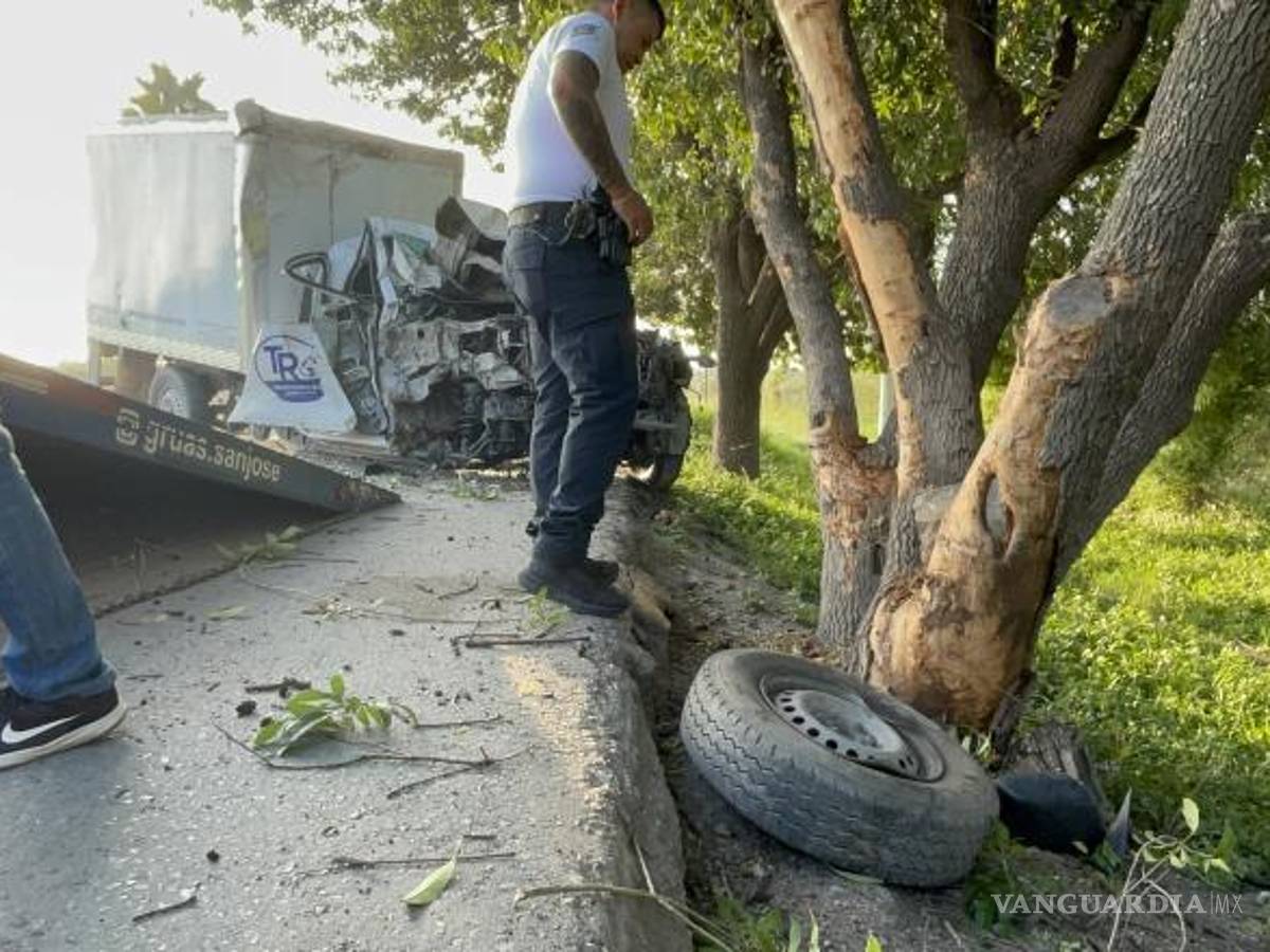 $!La camioneta accidentada fue remolcada por una grúa hacia un corralón, donde será evaluada posteriormente.