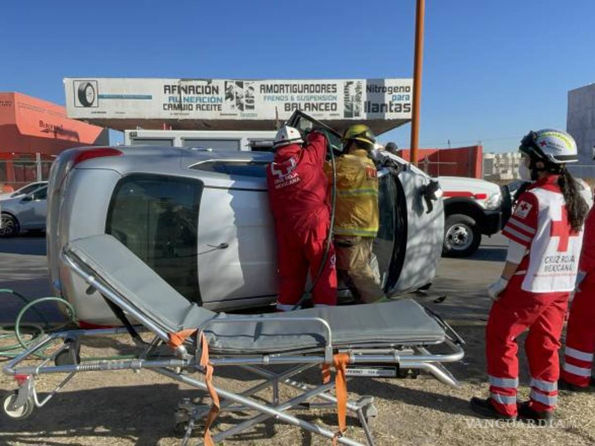 $!Los paramédicos de Cruz Roja utilizaron equipo hidráulico para liberar a la joven del vehículo volcado tras el accidente.