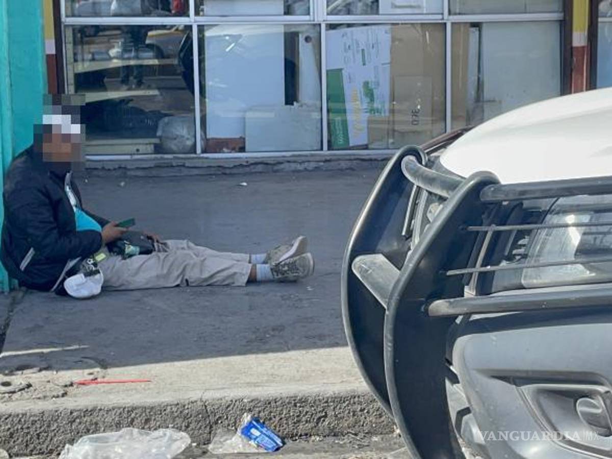 $!Luis Enrique Sánchez, uno de los involucrados, recibió atención médica en el lugar tras el fuerte accidente.