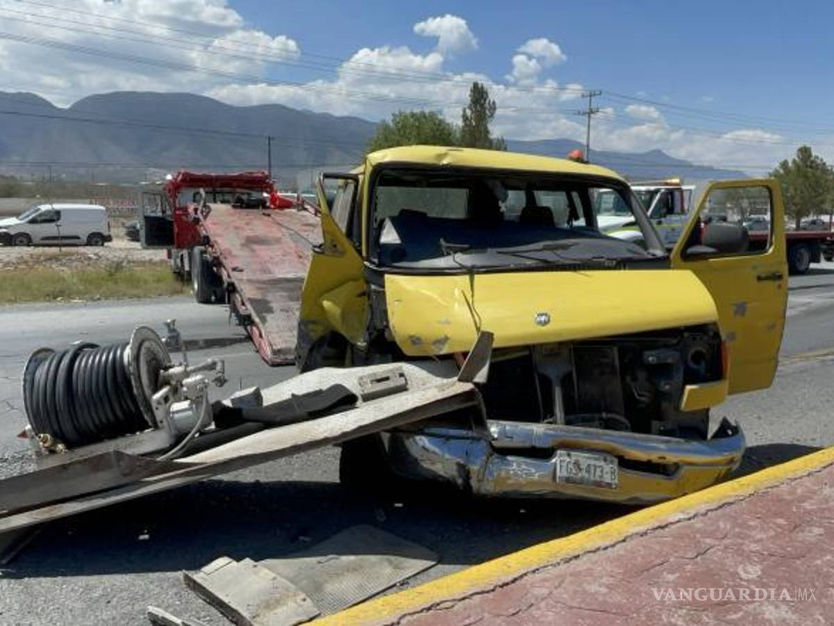 $!La lámina se incrustó en el vehículo responsable.