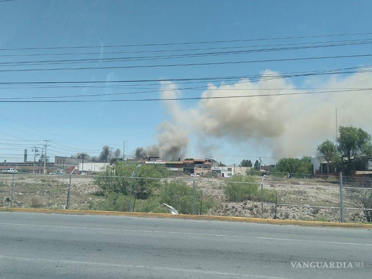 $!El accidente se registró a las 12:30 del mediodía, cuando automovilistas que circulaban por el bulevar Isidro López Zertuche avistaron la humareda y dieron aviso a los bomberos.