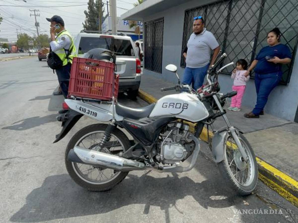 $!El lesionado fue atendido por parte de paramédicos de la Cruz Roja, quienes fueron los encargados de revisarlo, detectándole fracturas en el brazo y pierna derechos.