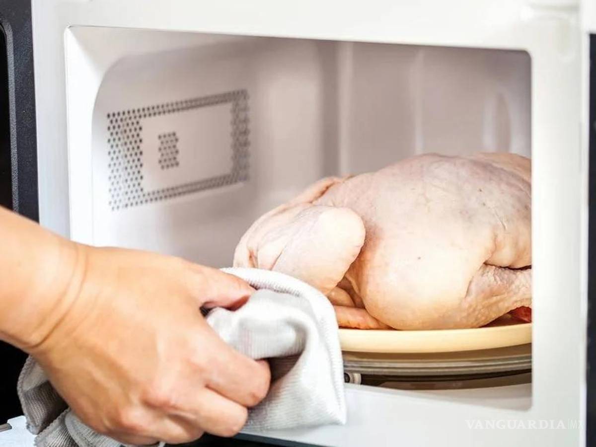 $!¡No lo hagas!... 3 hábitos peligrosos con los alimentos que debes evitar para cuidar tu salud