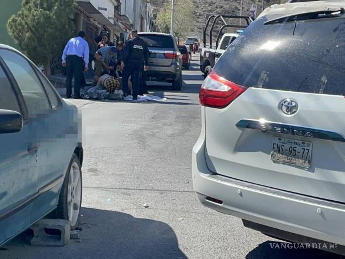 $!Paramédicos de la Cruz Roja confirmaron que Jesús ya no presentaba signos vitales tras ser encontrado inconsciente en las calles Valle Hermoso y Emiliano Zapata.