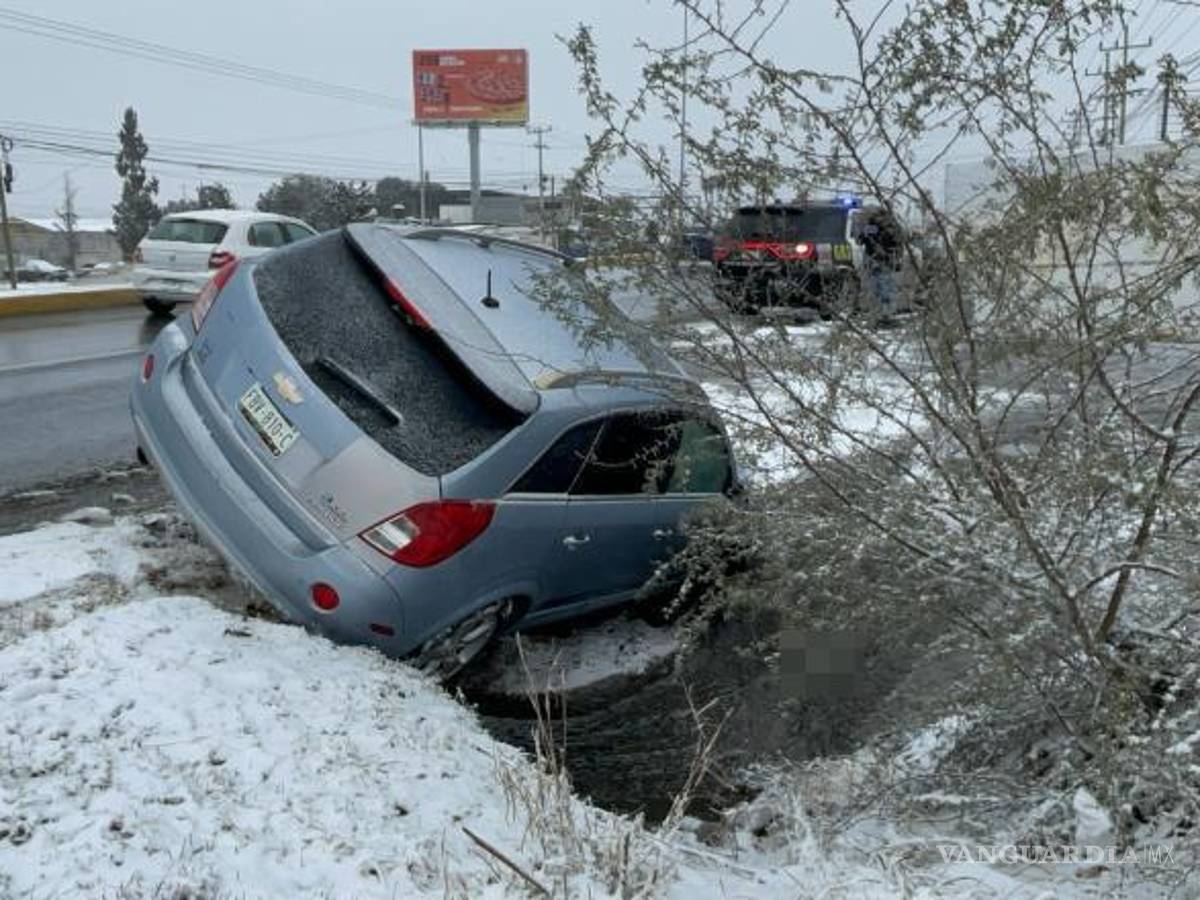 $!El conductor de 54 años resultó ileso luego de salir del camino y caer al desagüe en la colonia Santa Bárbara.