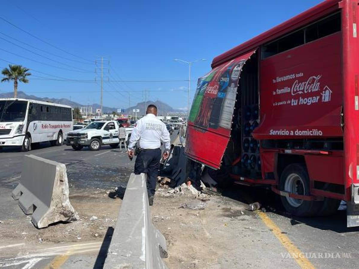 $!Las ballenas del muro de contención fueron derribadas por el impacto del camión en el bulevar Fundadores.