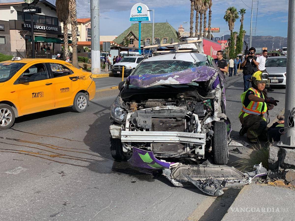 $!De los vehículos afectados por el percance, el automóvil de la compañía fue el más afectado.