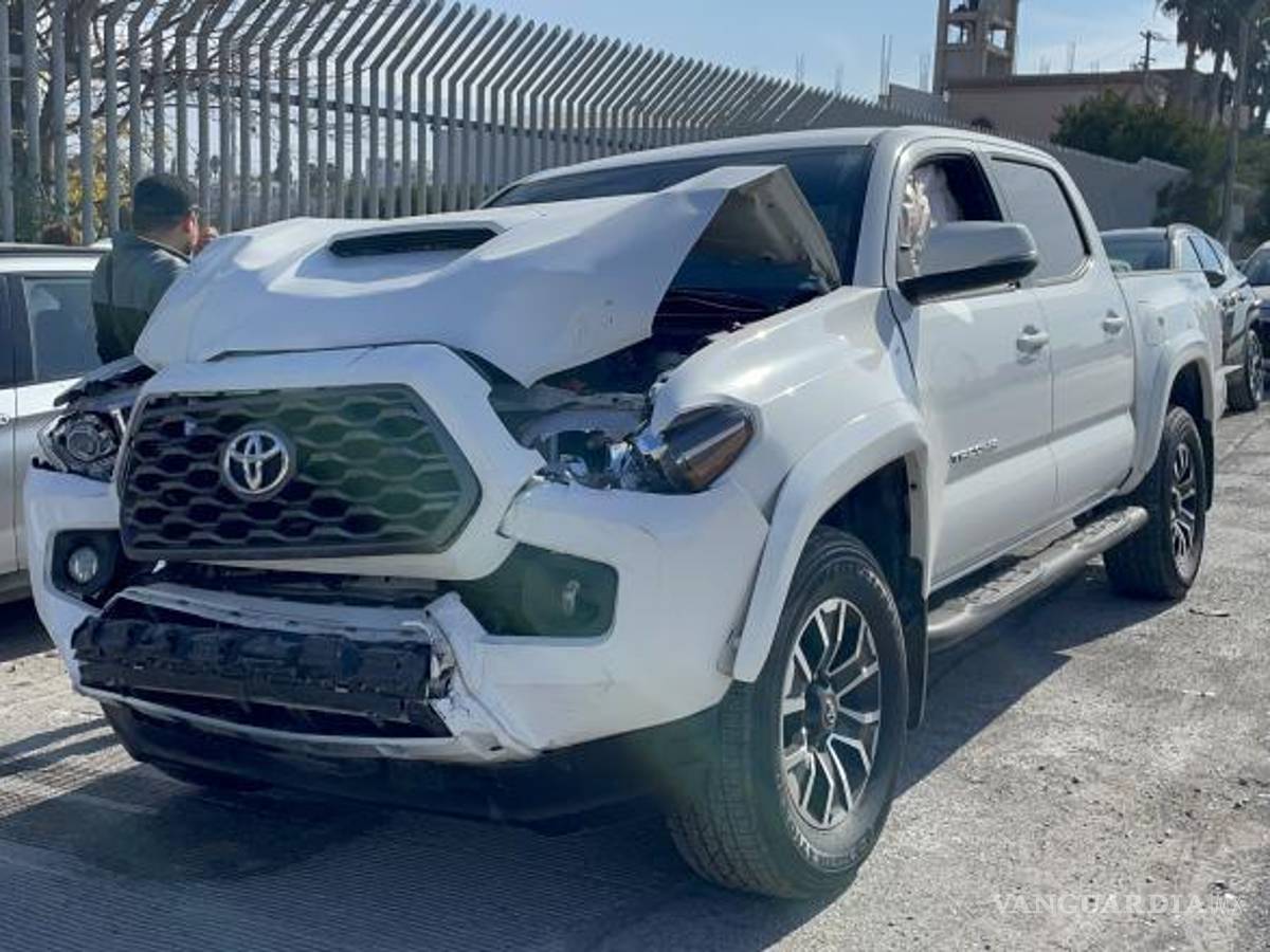 $!Agentes de tránsito municipales respondieron al incidente, que desencadenó el impacto entre otros dos vehículos.