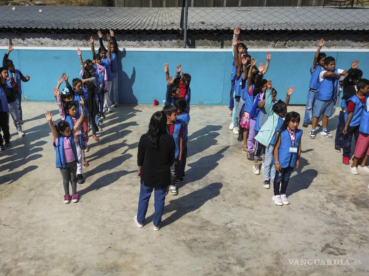 $!Niños migrantes participan en una ceremonia de graduación en la escuela Ciudad de Dios, a un lado del albergue Embajadores de Jesús en Tijuana.