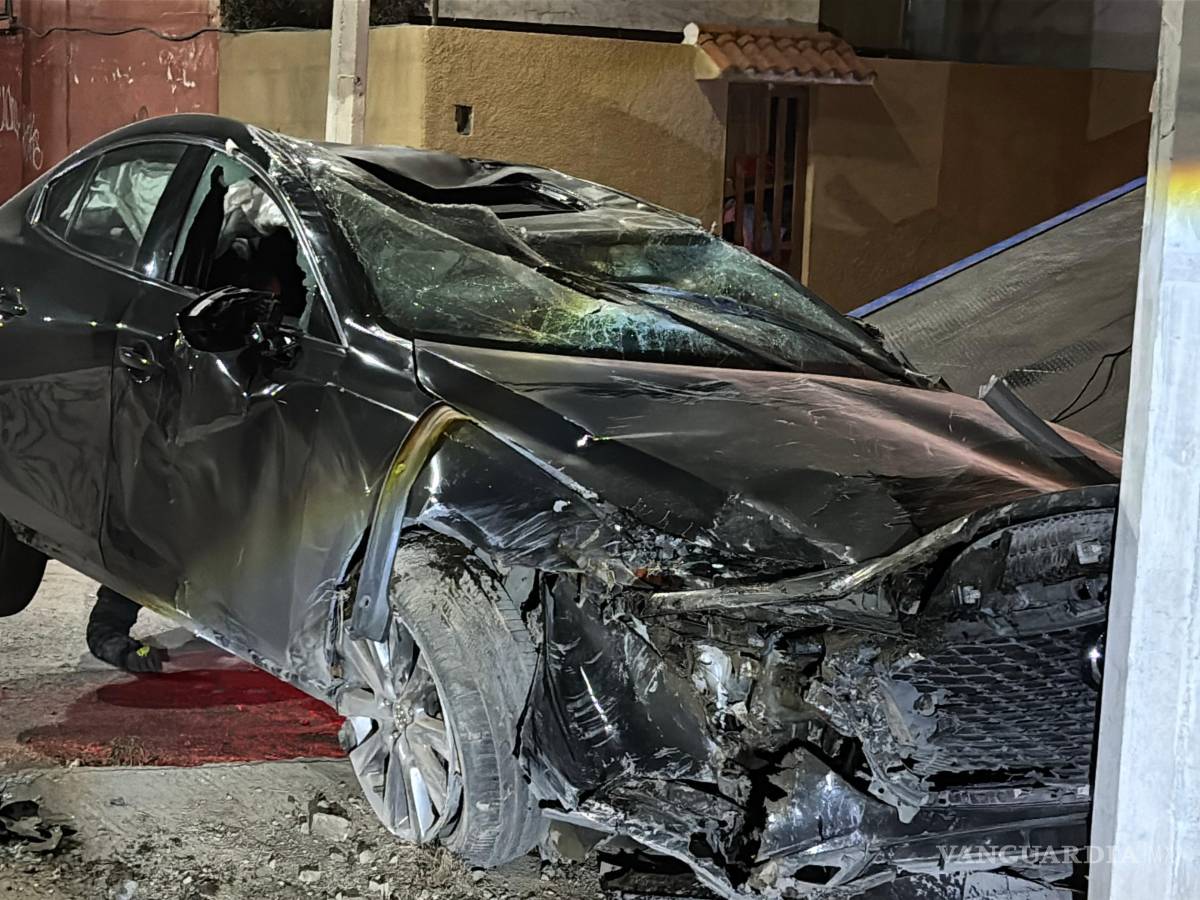 $!La unidad presentó daños materiales considerables tras la volcadura.