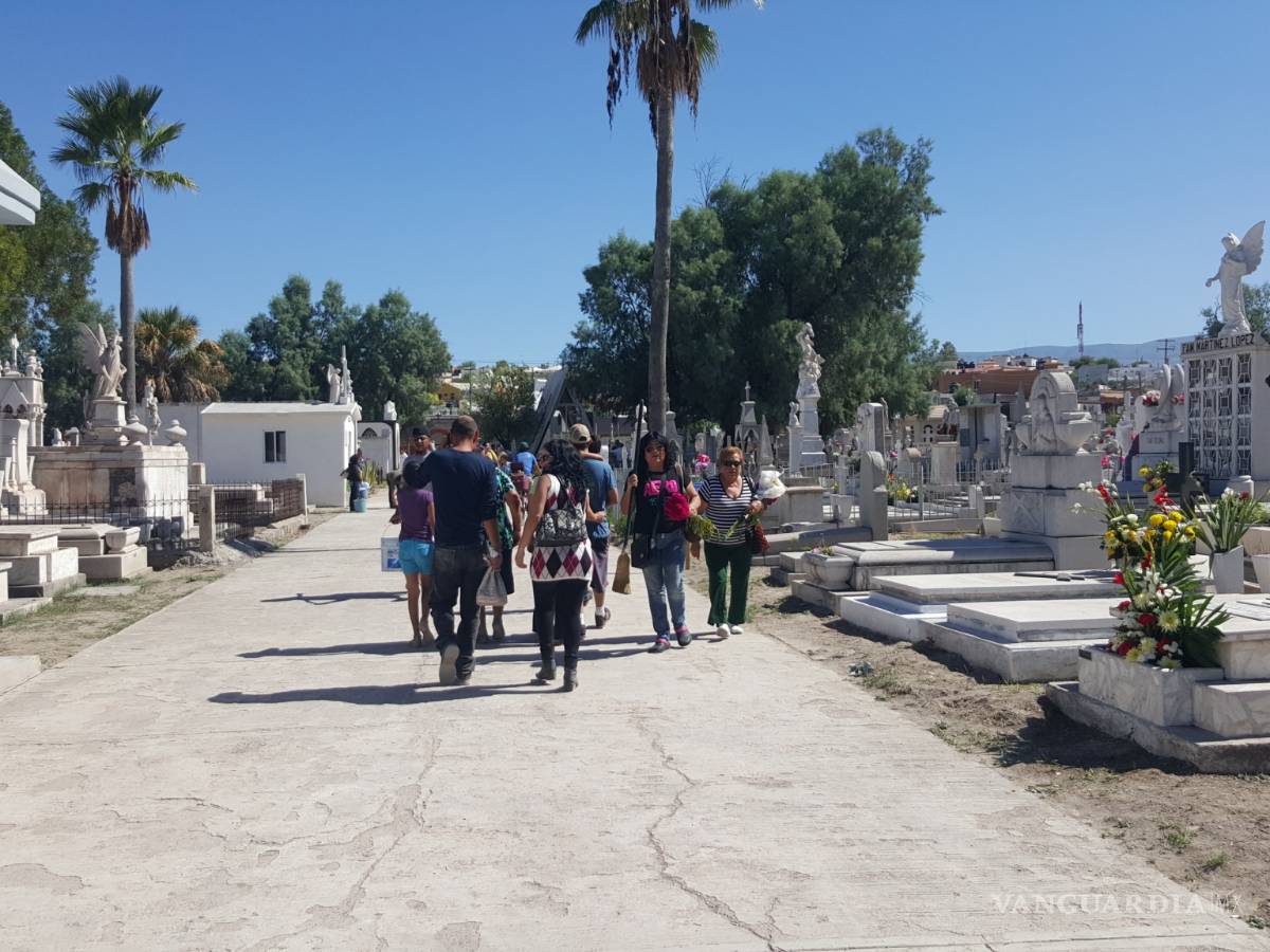 $!35 mil personas visitan panteón de Monclova por Día de Muertos