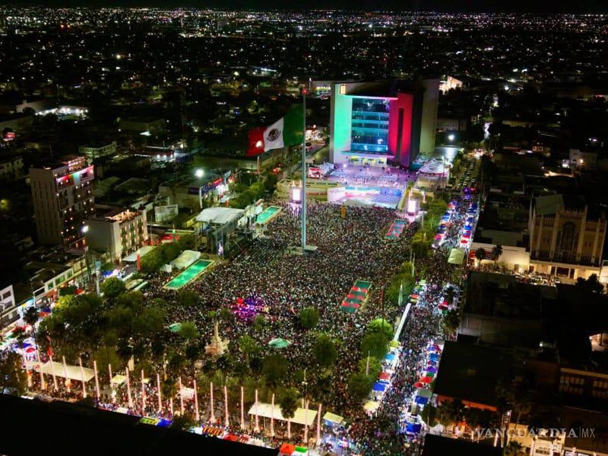 $!Un espectáculo de pirotecnia y luces láser iluminó el cielo de Torreón para cerrar la fiesta patria.