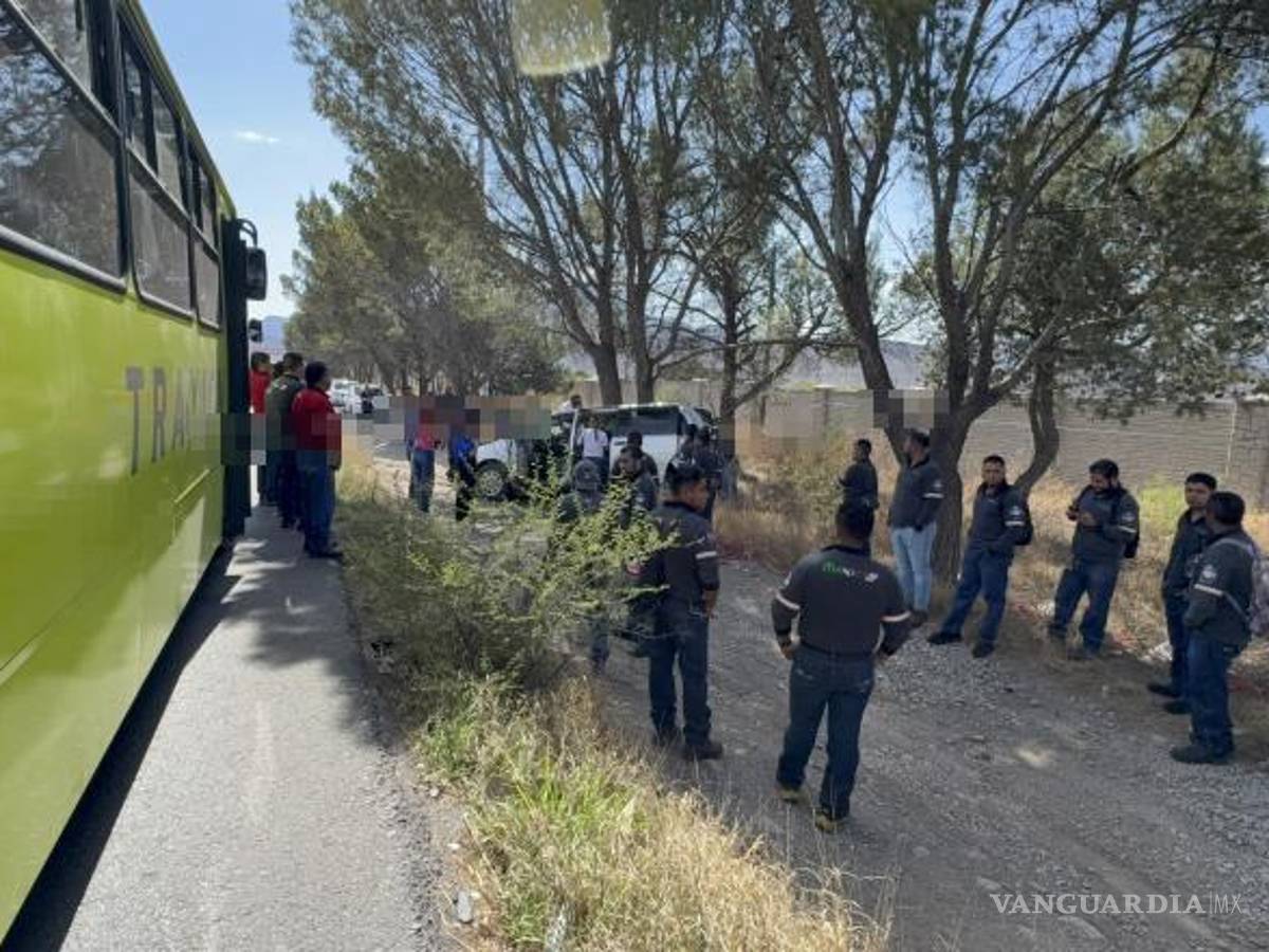 $!Transporte de personal frenó bruscamente para evitar un segundo impacto; 15 trabajadores resultaron golpeados.