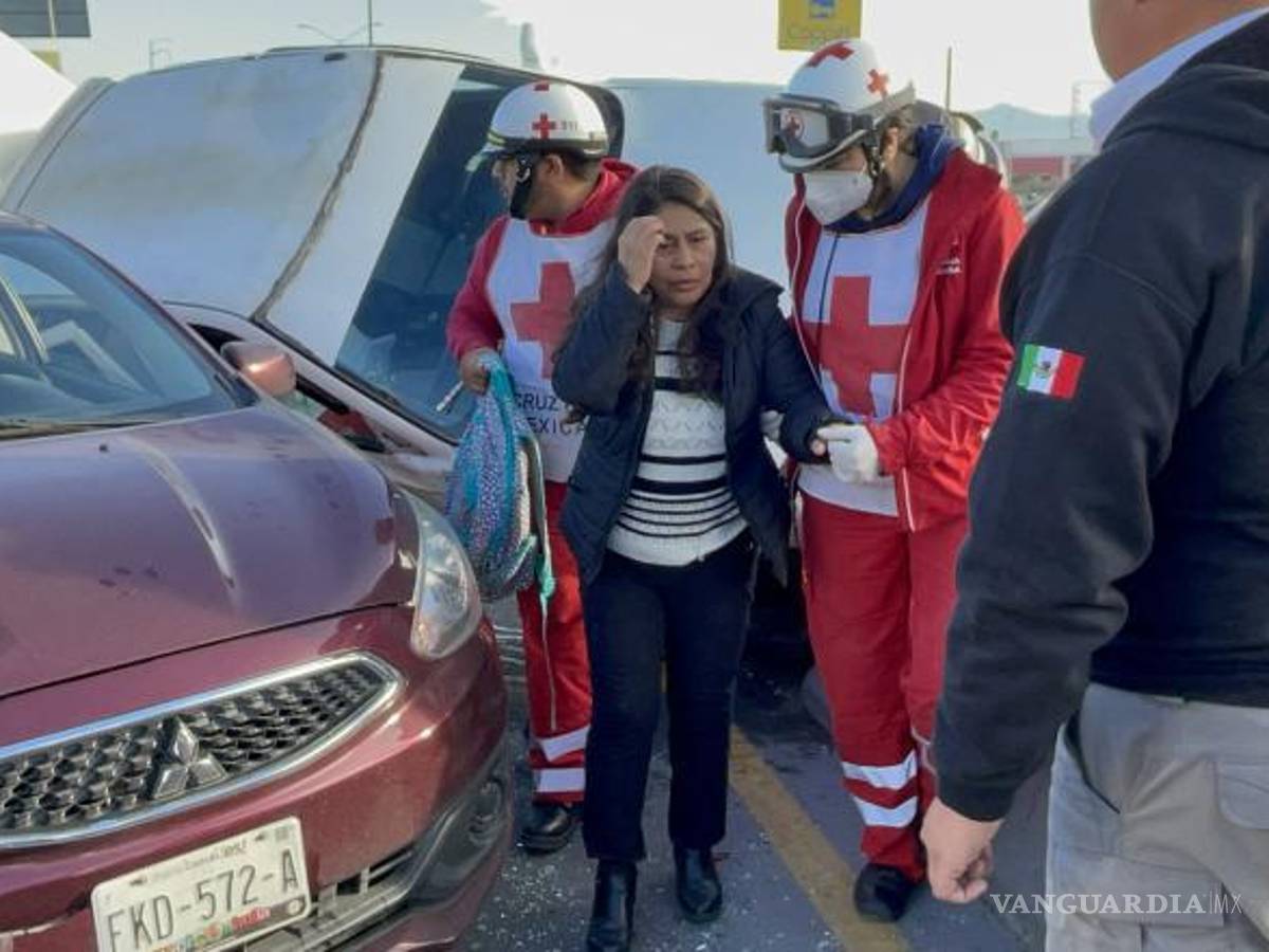 $!Paramédicos de la Cruz Roja brindaron asistencia a la pasajera atrapada, quien tuvo dificultades para salir del vehículo afectado.