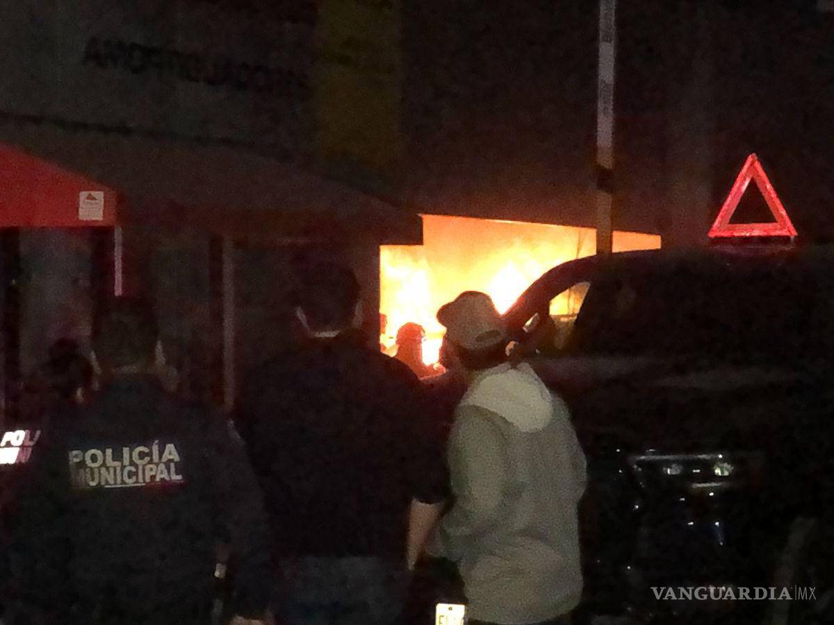 $!El siniestro logró ser controlado, pero generó cuantiosos daños materiales.