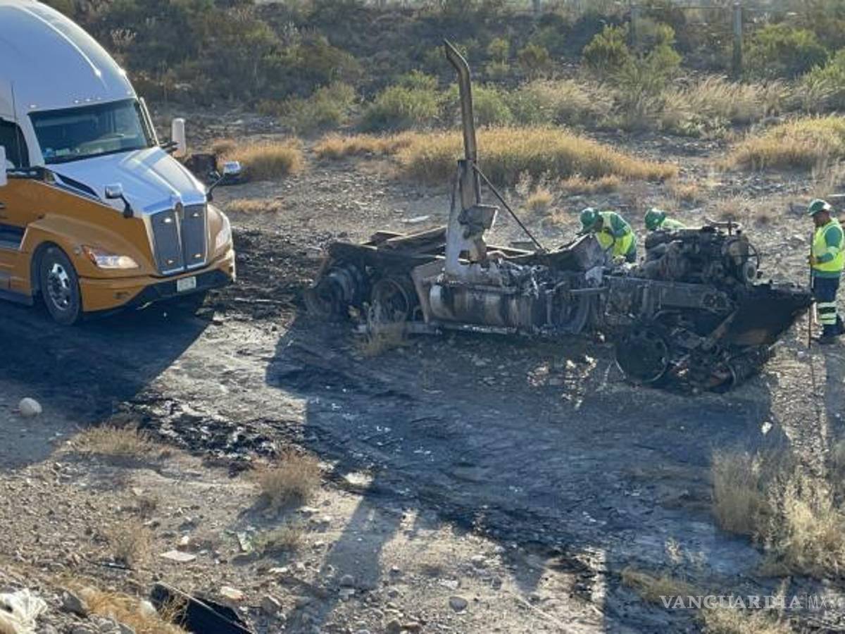 $!Bomberos de Ramos Arizpe sofocaron el incendio que afectó la cabina y los contenedores del tráiler.