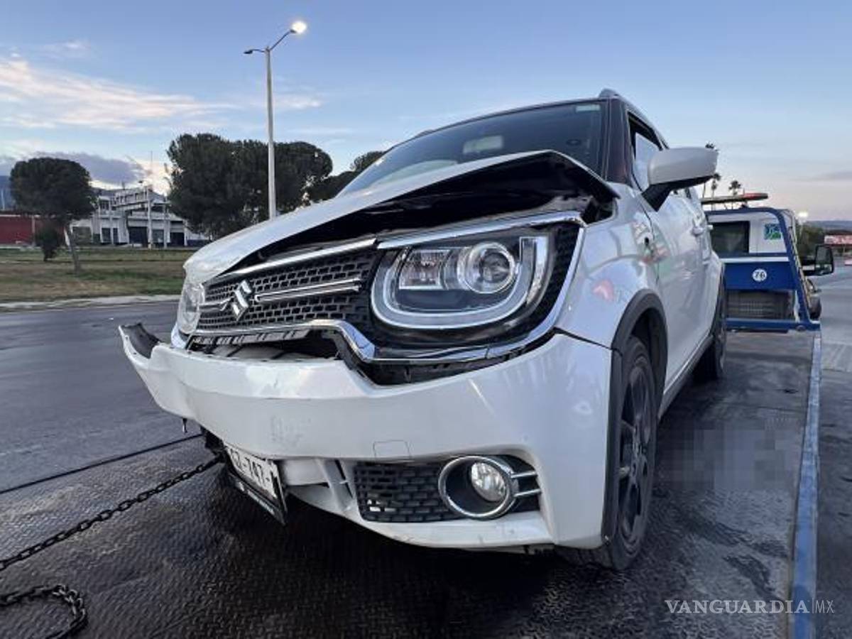 $!Elementos de Tránsito Municipal auxiliaron en el retiro del vehículo tras el choque.