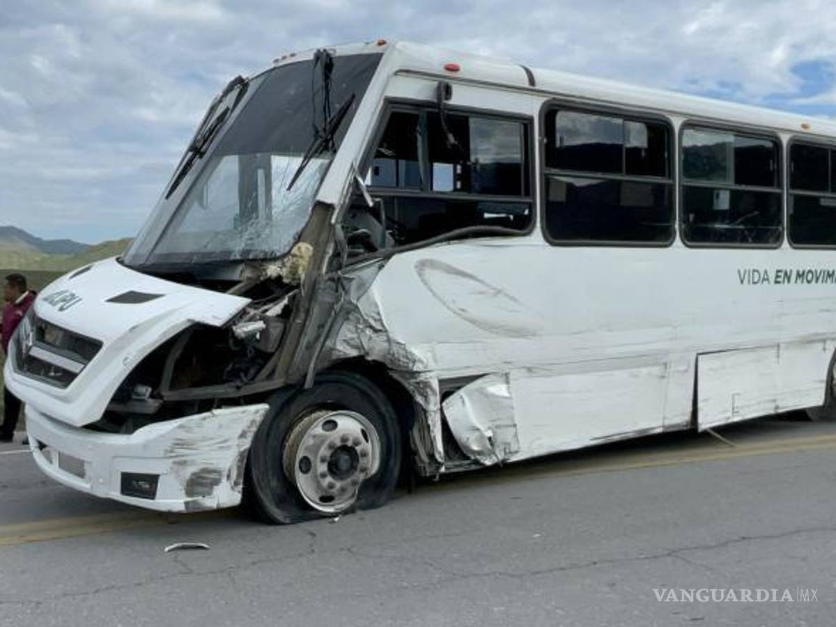 $!El camión de la empresa Lipu quedo fuera del camino después de ser impactado por el vagón de transporte de personal.