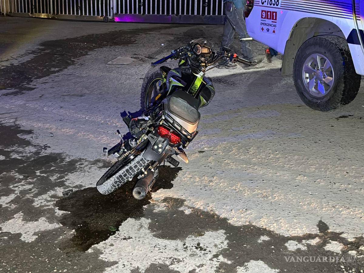 $!La motocicleta y el vehículo KIA involucrados fueron asegurados por las autoridades y puestos a disposición del Ministerio Público de Asuntos Viales.