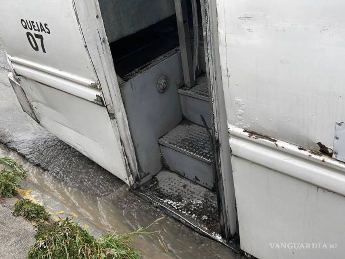 $!Casi se le mete el agua, que afortunadamente ya había bajado de nivel tras las lluvias.