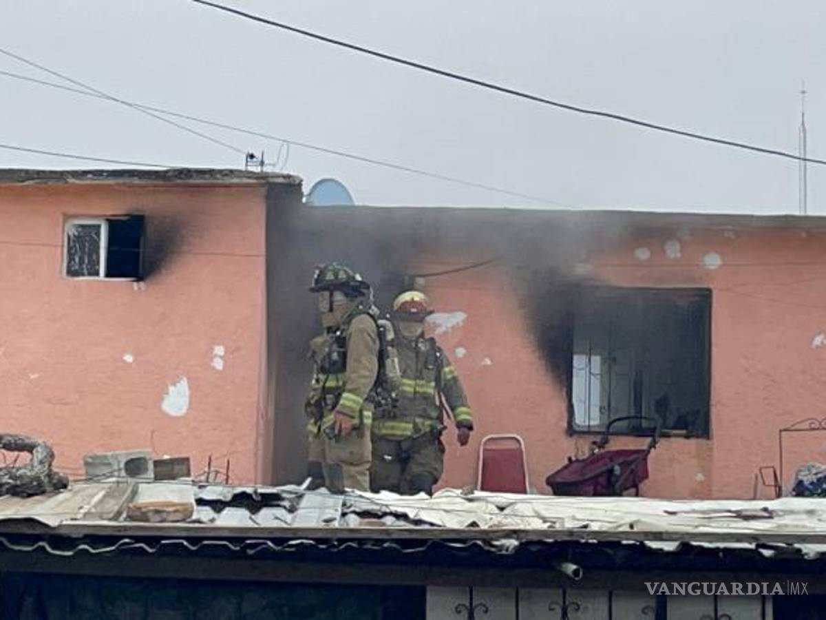 $!Bomberos y Policía Municipal colaboran para sofocar el incendio rápidamente.