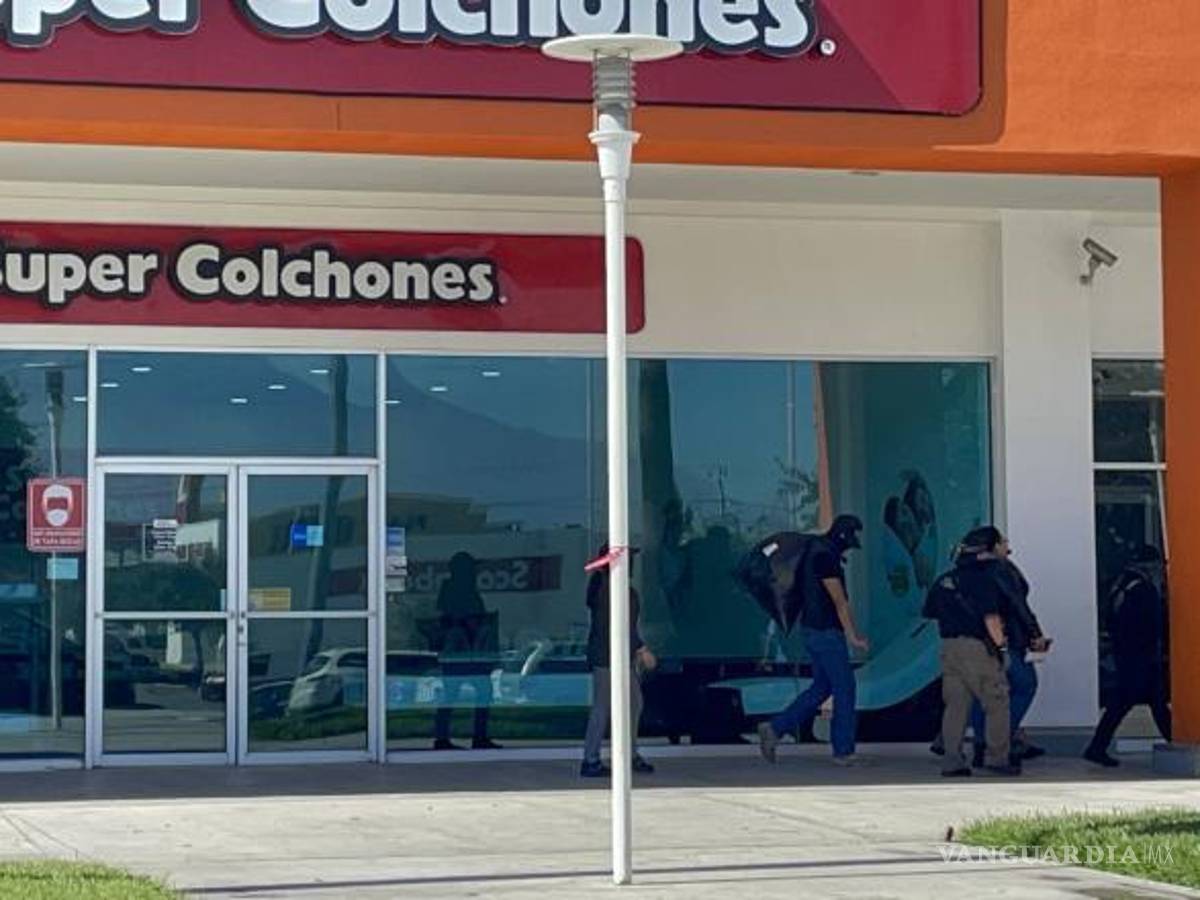 $!Desde el interior del local, se decomisó una variedad de productos falsificados.