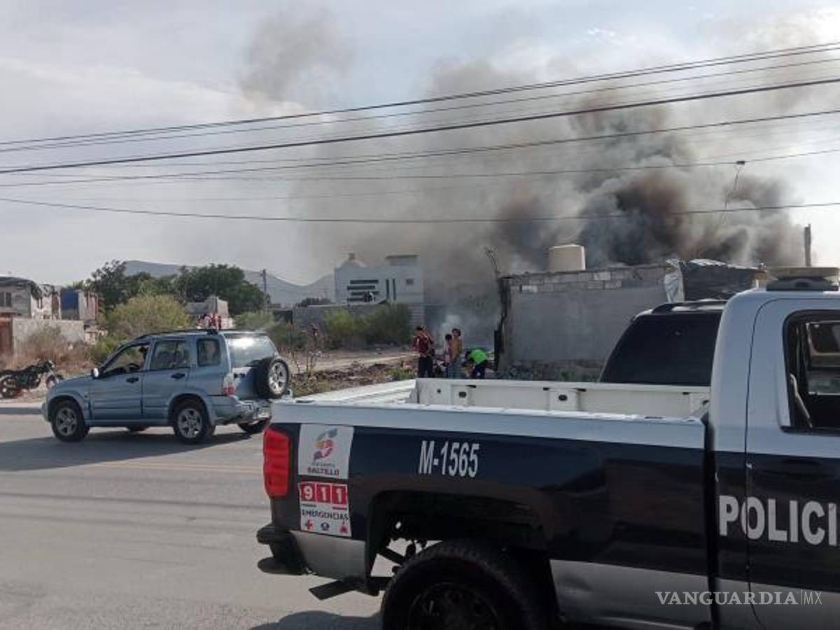 $!El fuego se extendió desde un tejabán hasta un corralón donde se acumulaban materiales reciclables.
