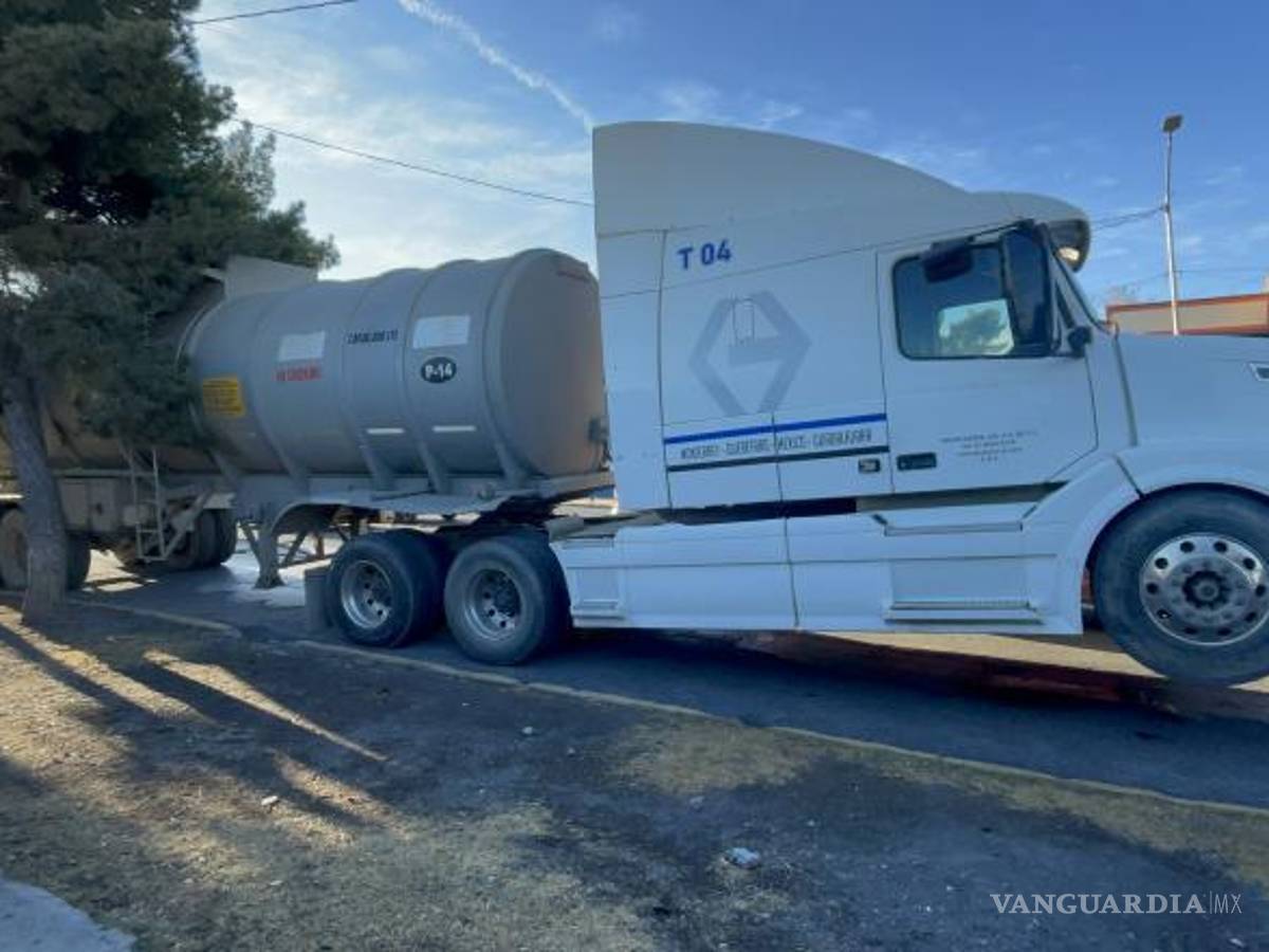 $!La pipa transportaba 30 mil litros de hidrocarburo sin acreditar su procedencia.