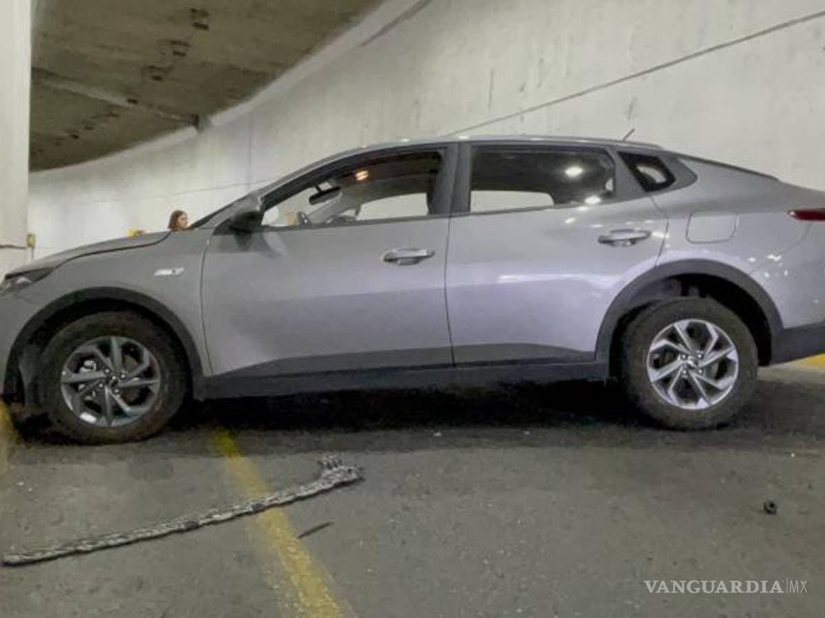 $!Agentes de Tránsito acudieron al sitio para retirar el automóvil y liberar la circulación.