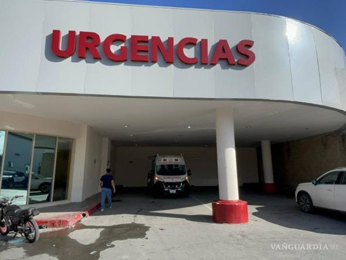 $!La ambulancia lo llevó al área de urgencias del Hospital General de Saltillo.