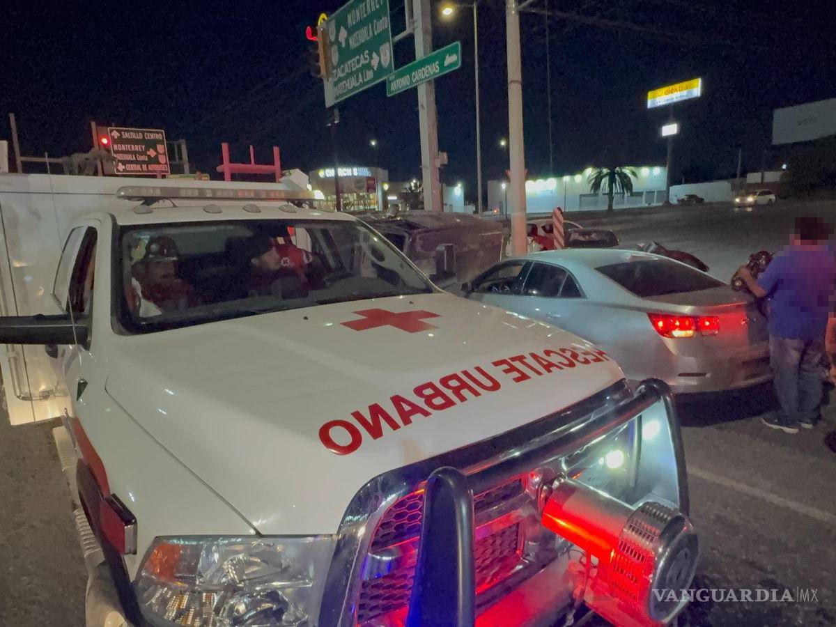 $!El conductor fue valorado por paramédicos en el lugar del accidente y no requirió hospitalización.