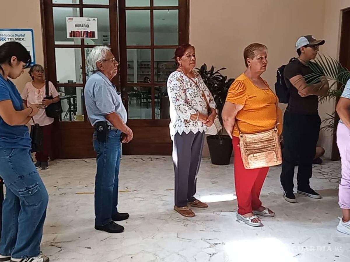 $!Ciudadanos forman largas filas desde la madrugada para alcanzar ficha en el módulo del INE.