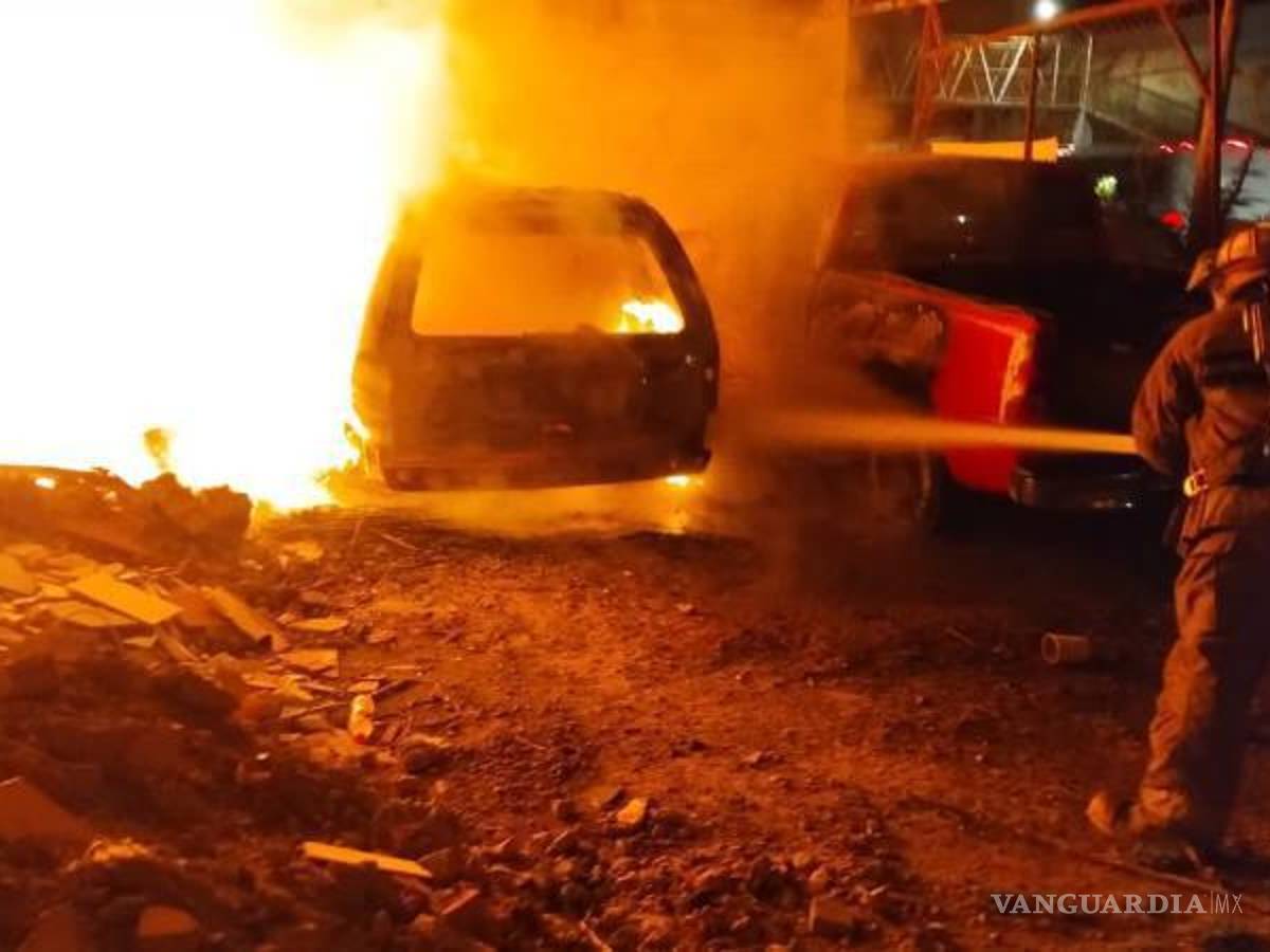 $!Elementos del cuerpo de bomberos llegaron al lugar, desplegando su equipo para sofocar las llamas que amenazaban con consumir el taller y los vehículos dentro.