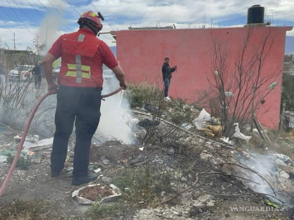 $!El interior del cuarto quedó reducido a cenizas, con muebles, ropa y otros objetos totalmente consumidos por el fuego.