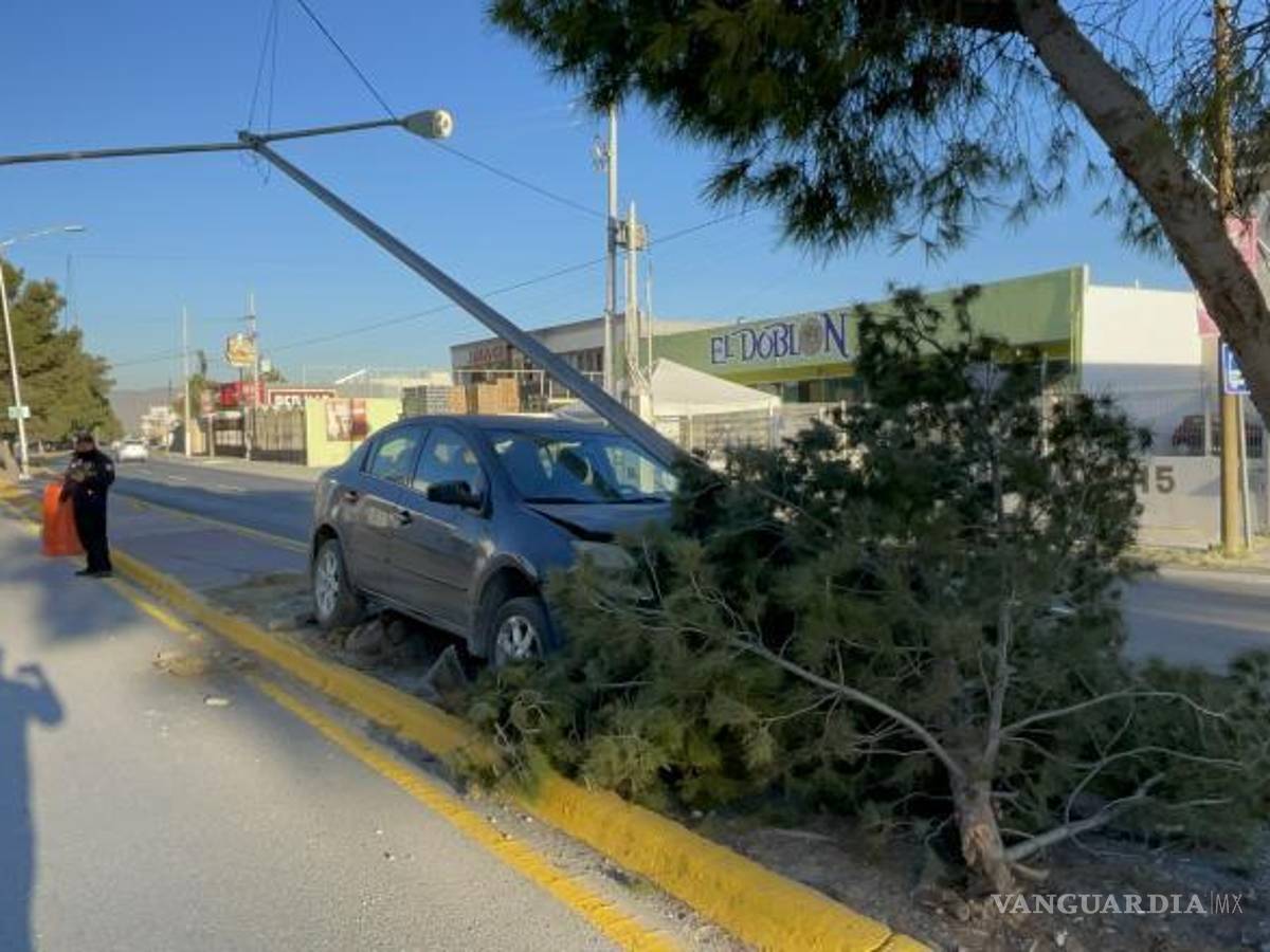 $!Policía Municipal acudió al lugar para tomar conocimiento del accidente sin lesionados.