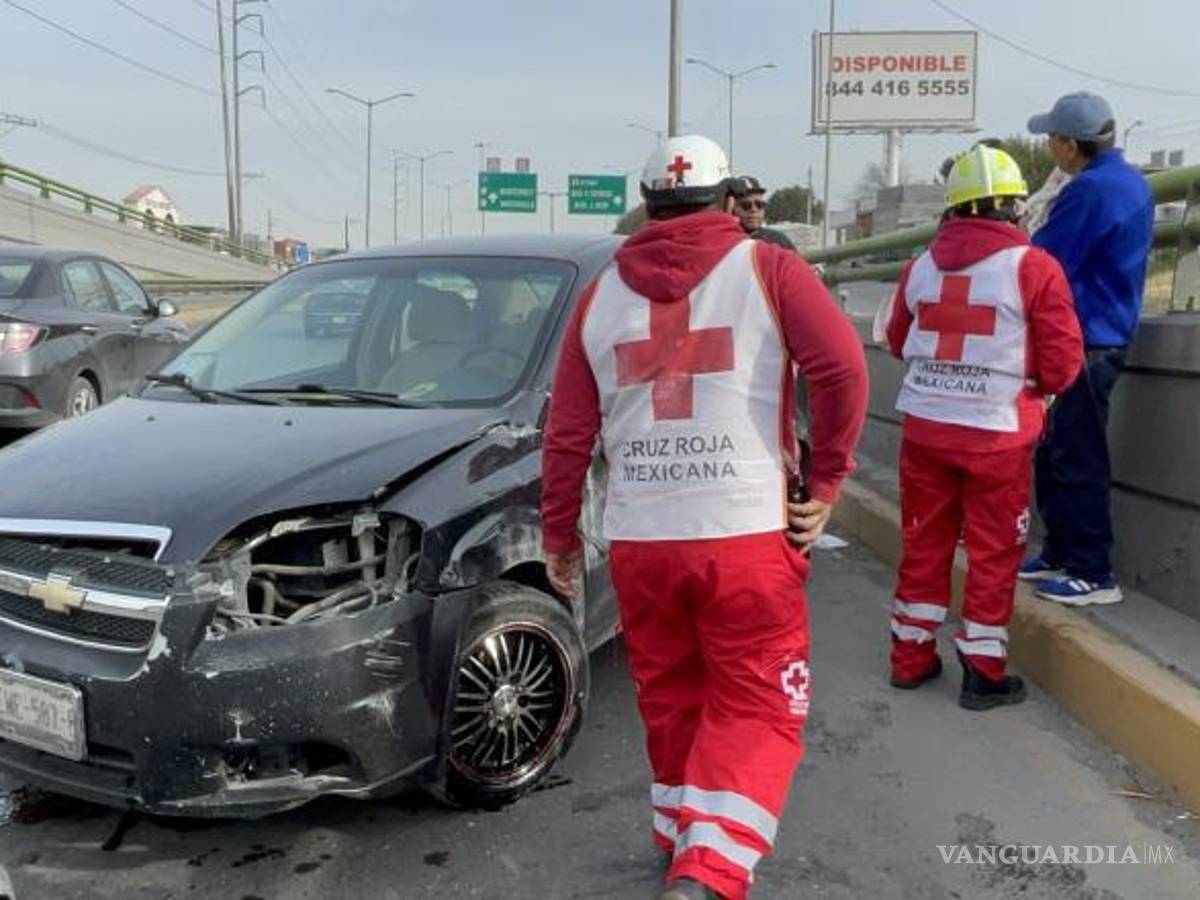 $!Socorristas de la Cruz Roja valoraron a madre e hija; afortunadamente no resintieron golpes de consideración.