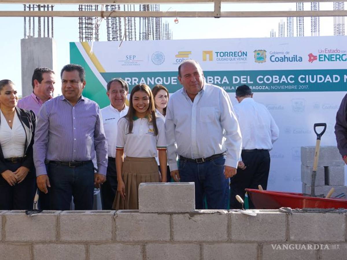 $!Coloca Rubén Moreira primera piedra de un centro de bachillerato