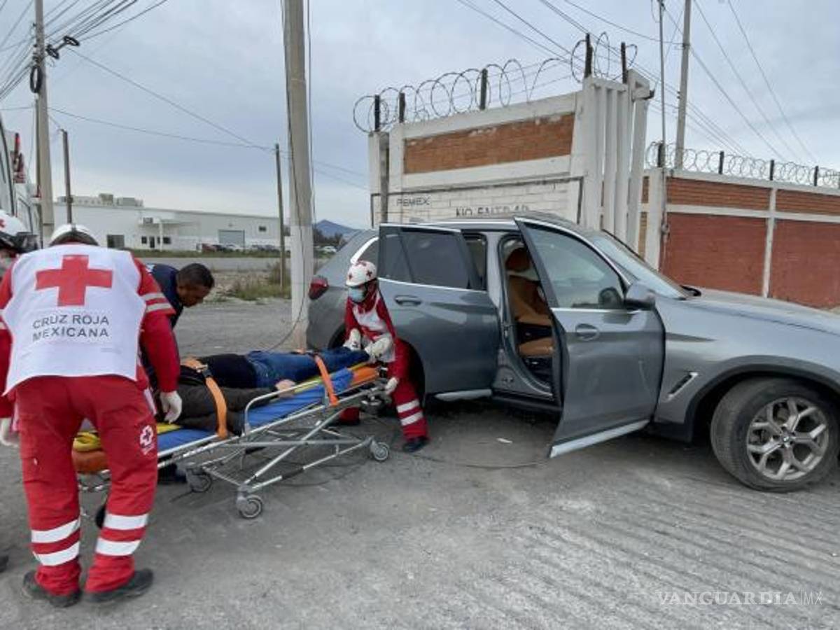 $!Personal de la Cruz Roja atendió a Manuel, quien sufrió lesiones graves en el accidente, antes de trasladarlo al Hospital General.