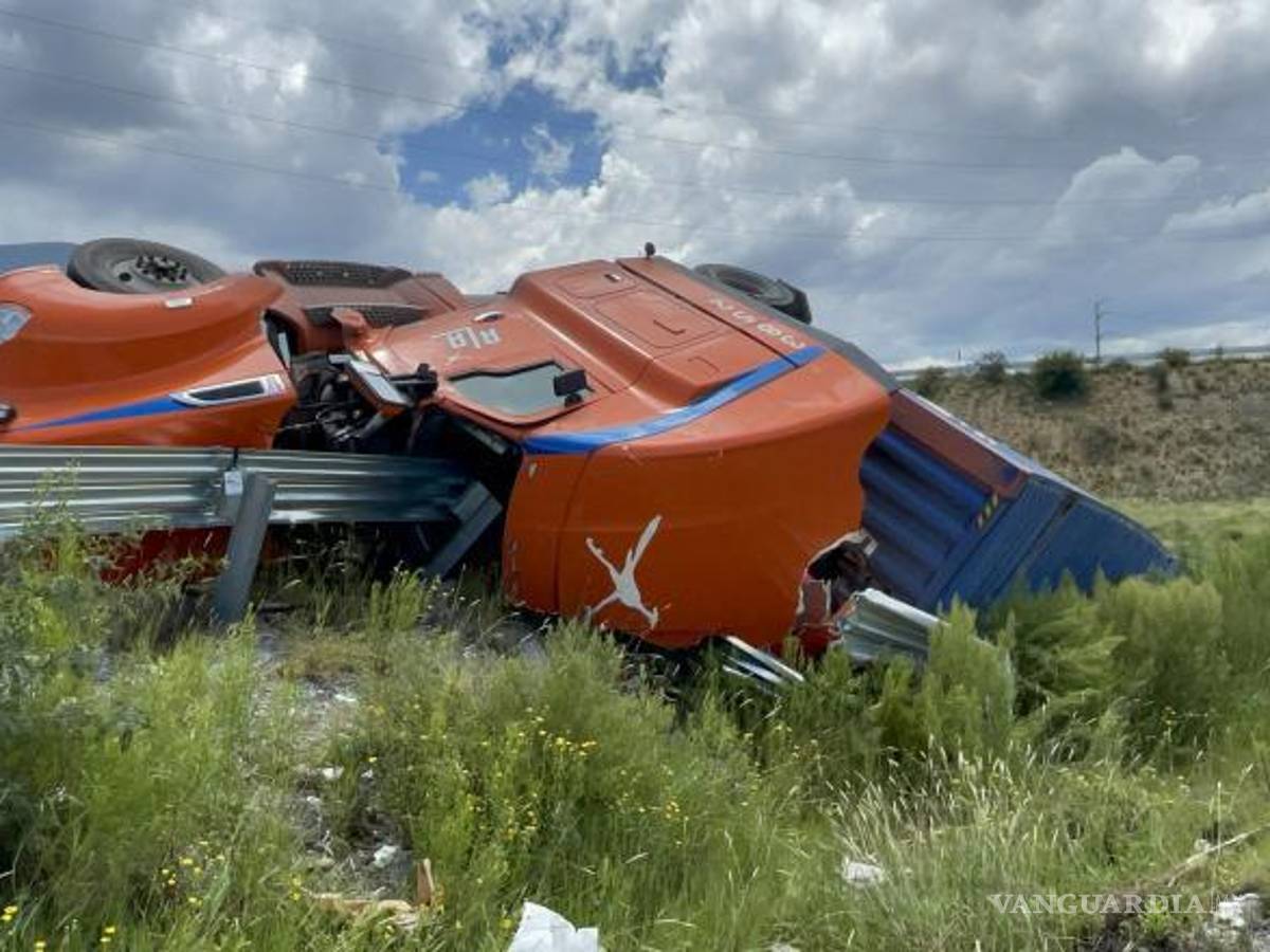 $!La cabina cayó justo en la barrera de contención.