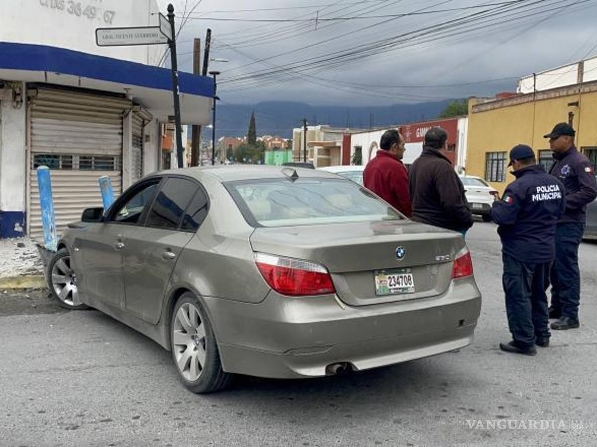 $!Las protecciones de acero resultaron afectadas, dañando la cortina de metal de la entrada principal de un comercio en la zona.