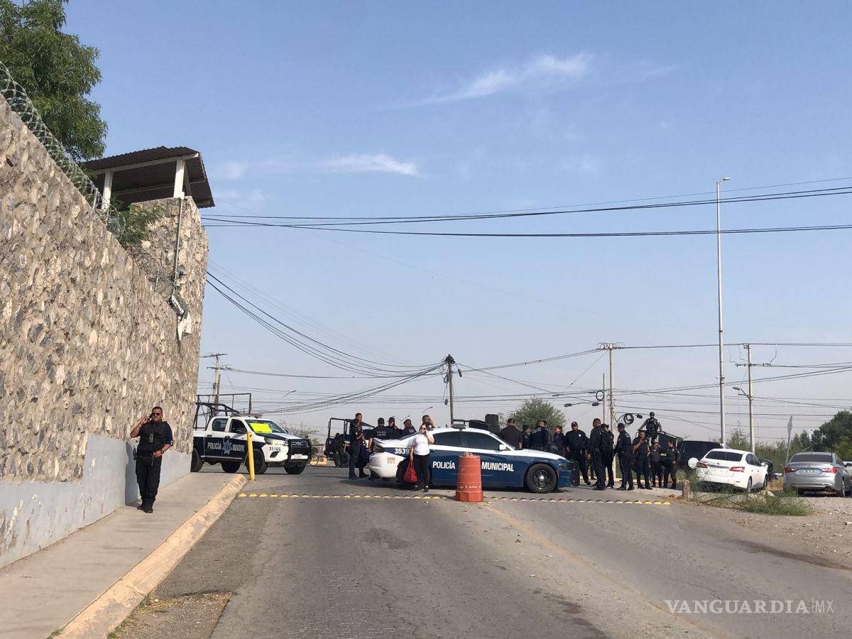 $!Policías municipales denuncian despojo de celulares durante la manifestación.