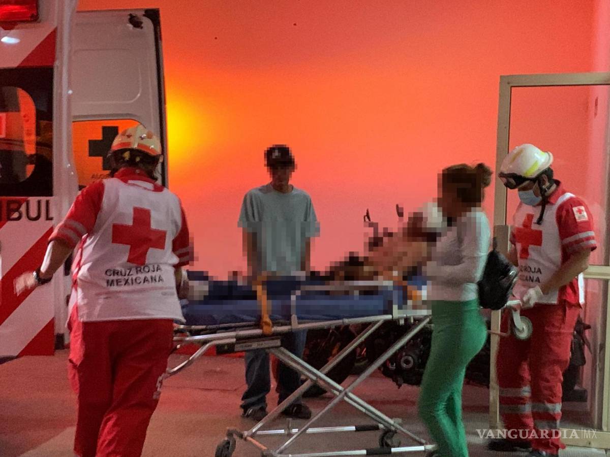 $!Familiares del joven acompañaron al lesionado al hospital, sin conocer las razones del ataque.