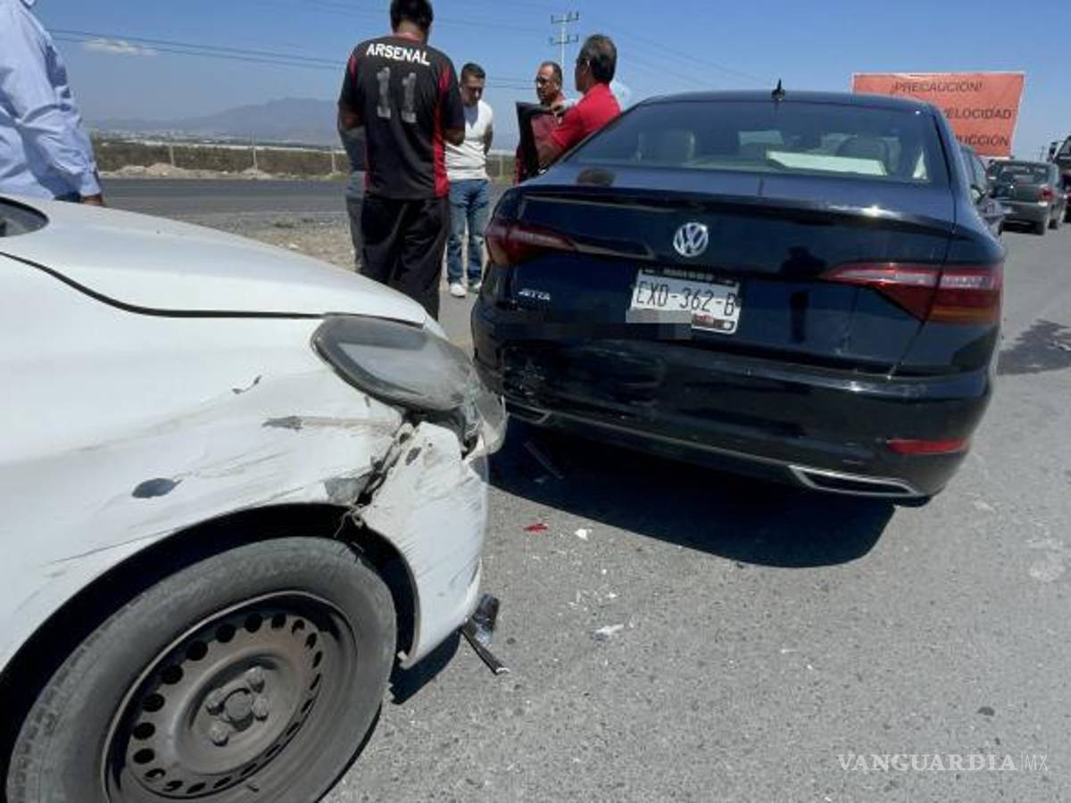 $!El Nissan Versa de Taxi Seguridad impactó por detrás al Volkswagen Jetta.